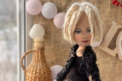 Тамбовчанка подарила певцу SHAMAN портретную куклу, которую сделала сама 