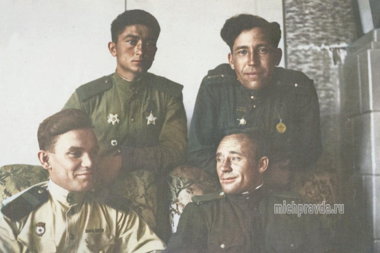 Павел Косых (справа в нижнем ряду) с членами экипажа именного танка (отреставрированный и колоризированный снимок) 