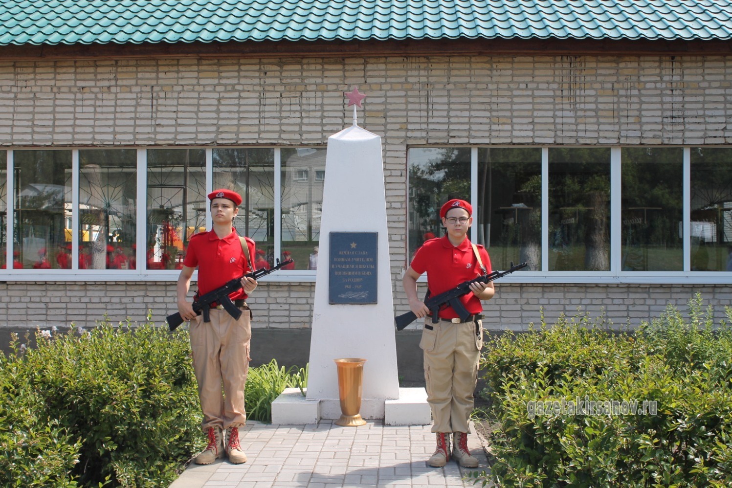 Почётный караул у памятника учителям, погибшим в годы Великой Отечественной войны
