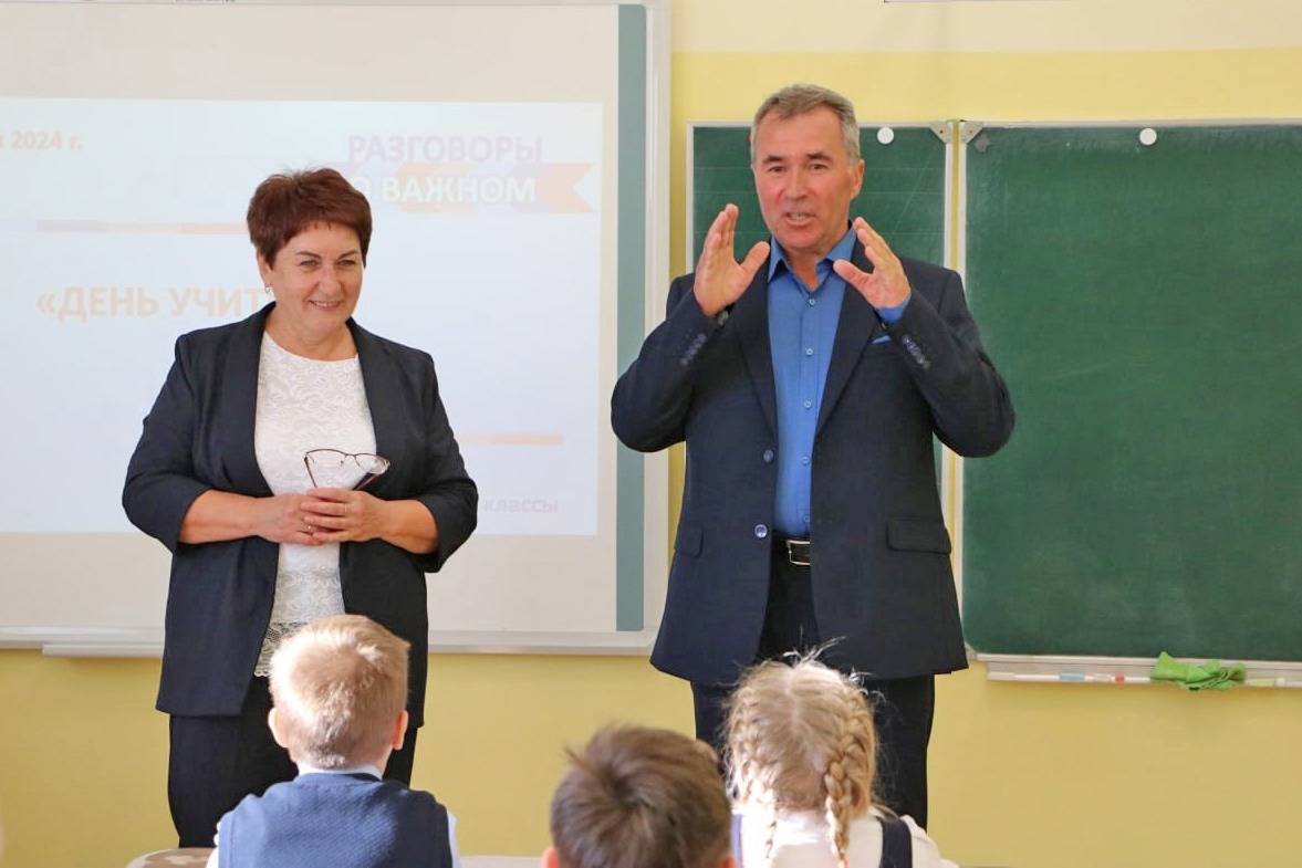 Любовь Аркадьевна Цепкова знакомит ребят с гостем -  Эдуардом Владимировичем Шевцовым