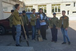 Бойцы студотрядов готовят площадку под новый парк в поселке Георгиевский