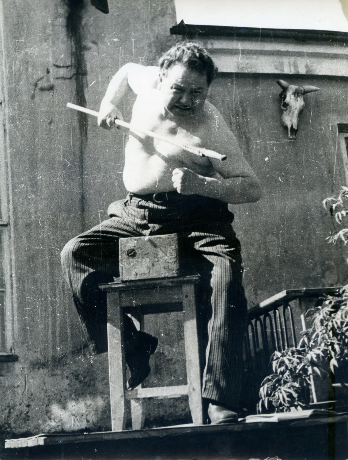 Герасимов в роли натурщика с «копьём» в руке. 1950 год