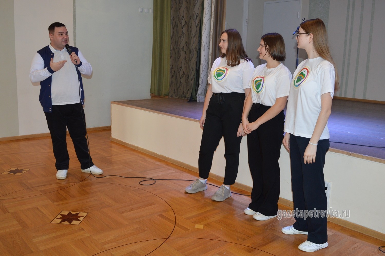 С микрофоном - Александр Черемисин