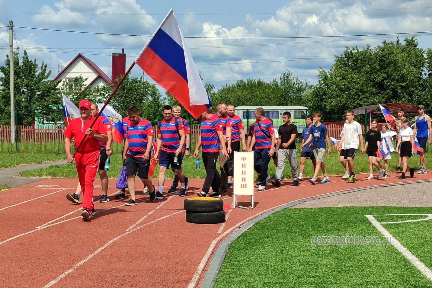 Открыли мероприятие парадным маршем с флагами 