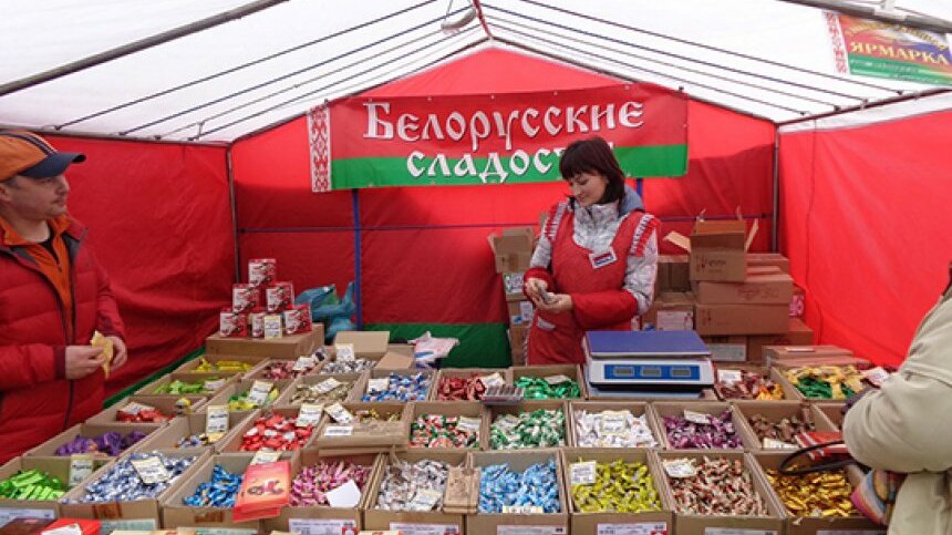 белорусские товары. белорусские колбасы баннер. товары на ярмарке. прилавок с молочными продуктами. белорусская ярмарка ярмарка.