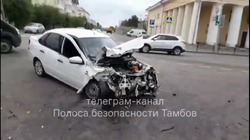 Два автомобиля в центре Тамбова разнесли друг друга в хлам