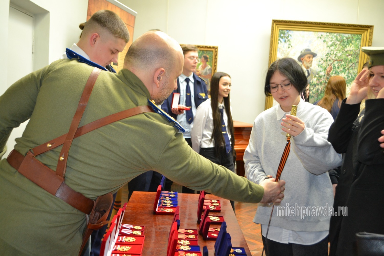 Владимир Канищев общается со студентами и школьниками во время экспозиции 