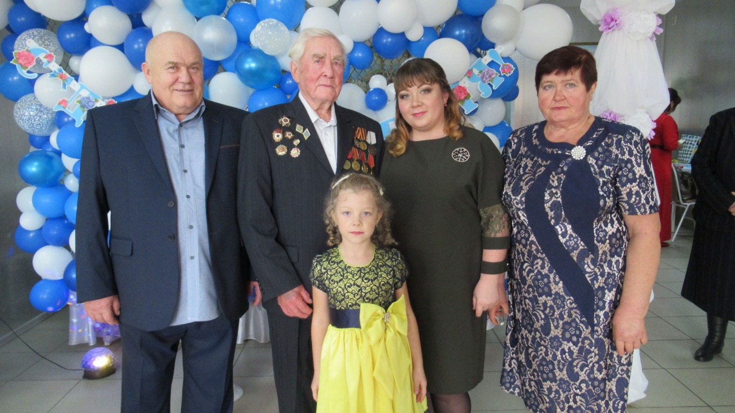 Александр Егорович с родственниками в день 95-летия, 2019 год.