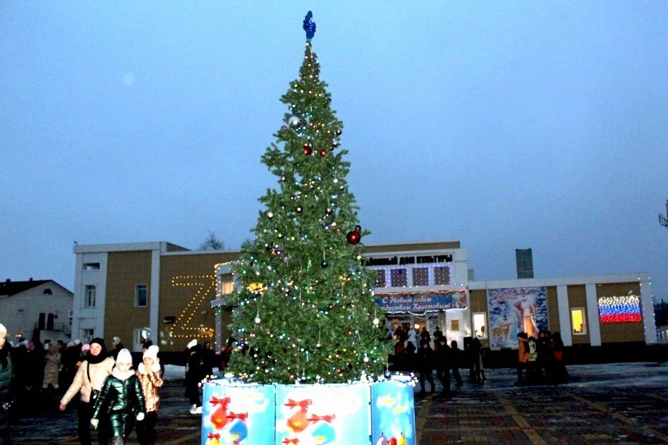 В Пичаевском районе ёлку установили на главной площади райцентра. Рядом разместили Триколор, символичную букву «Z», гигантскую снежинку, глобус, светящуюся арку и другие инсталляции.