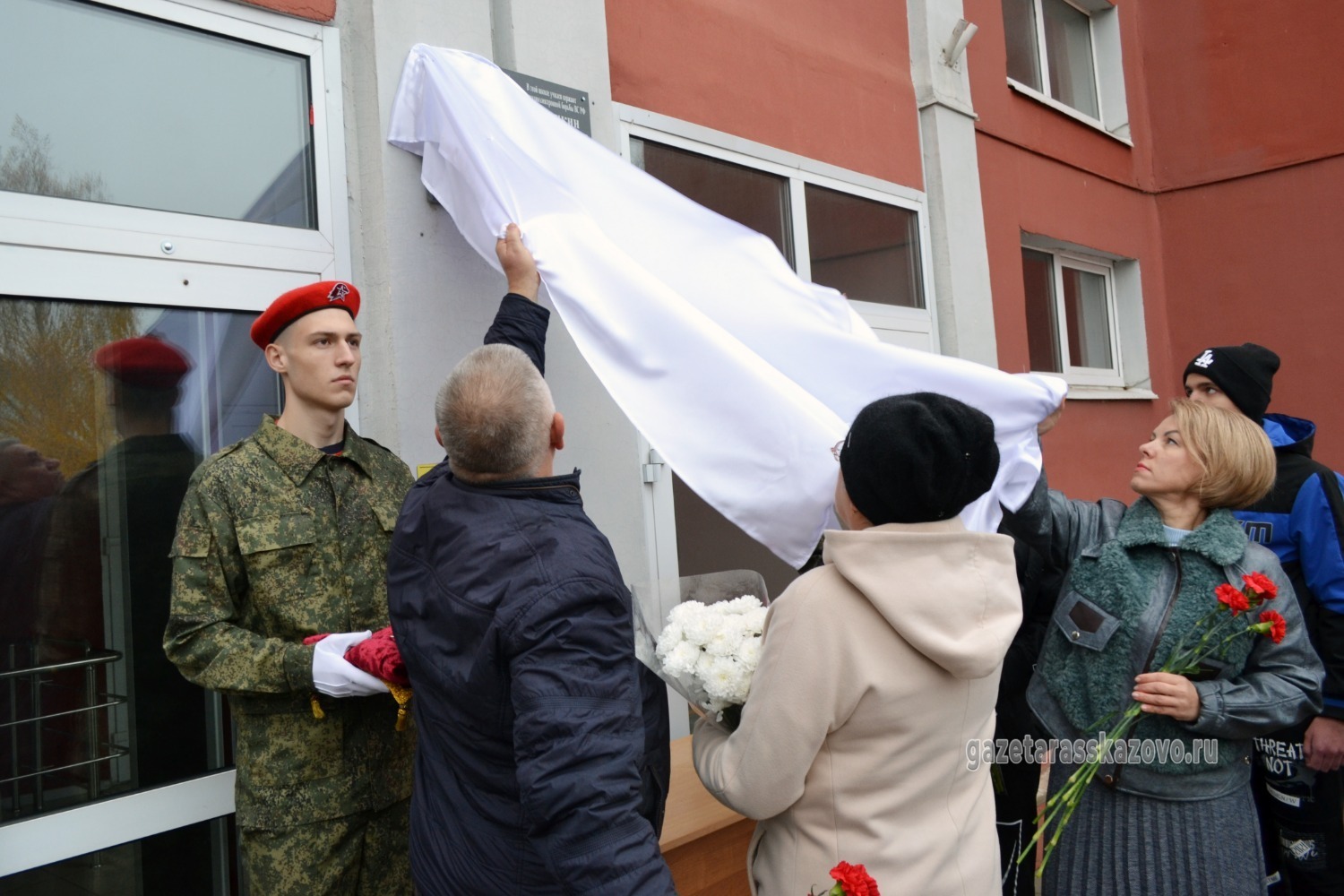 Торжественный момент — открытие мемориальной доски