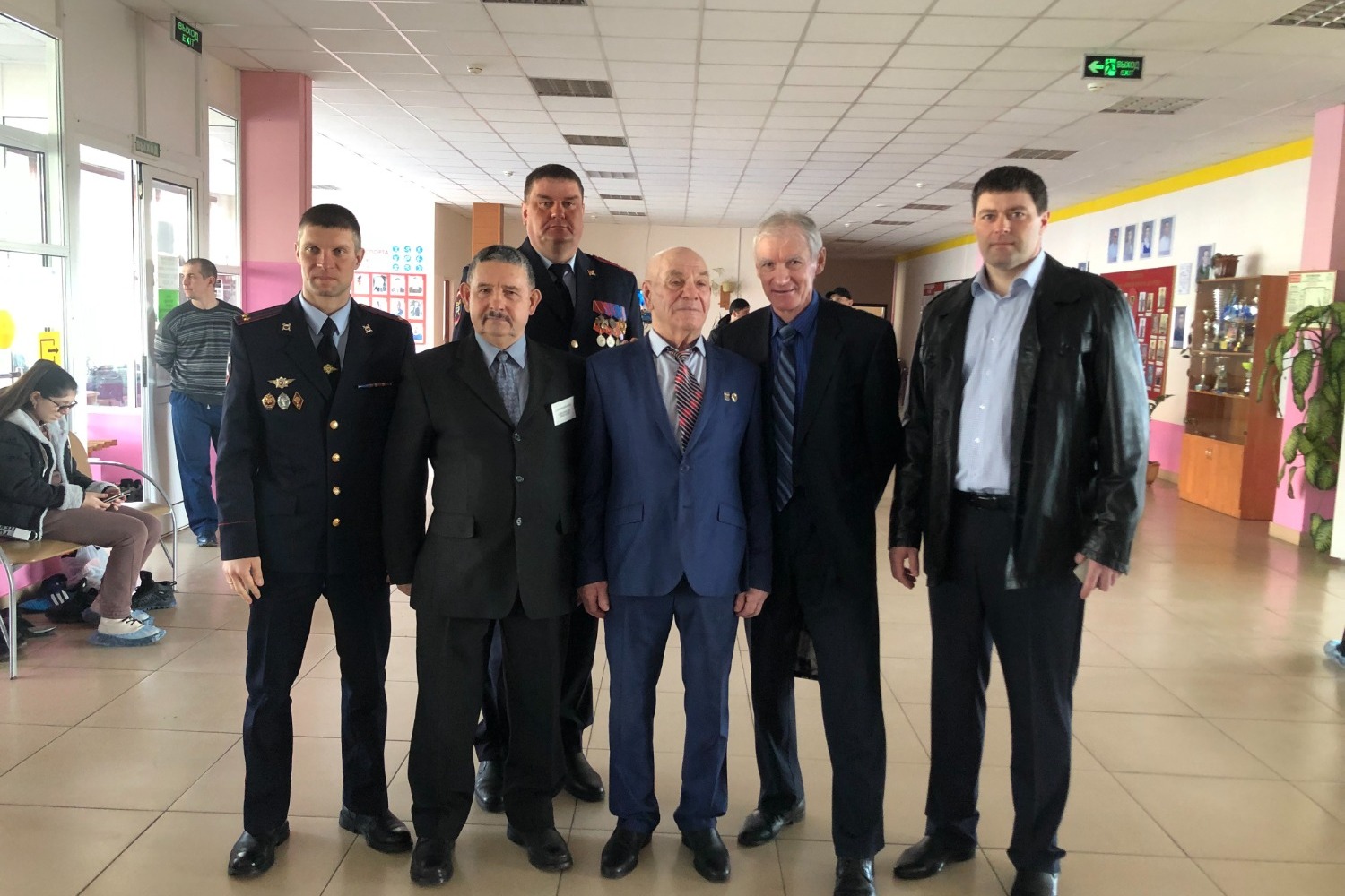 Тренер Виктор Саяпин (в центре) с сотрудниками и ветеранами МВД