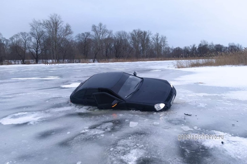 Автомобиль в реке