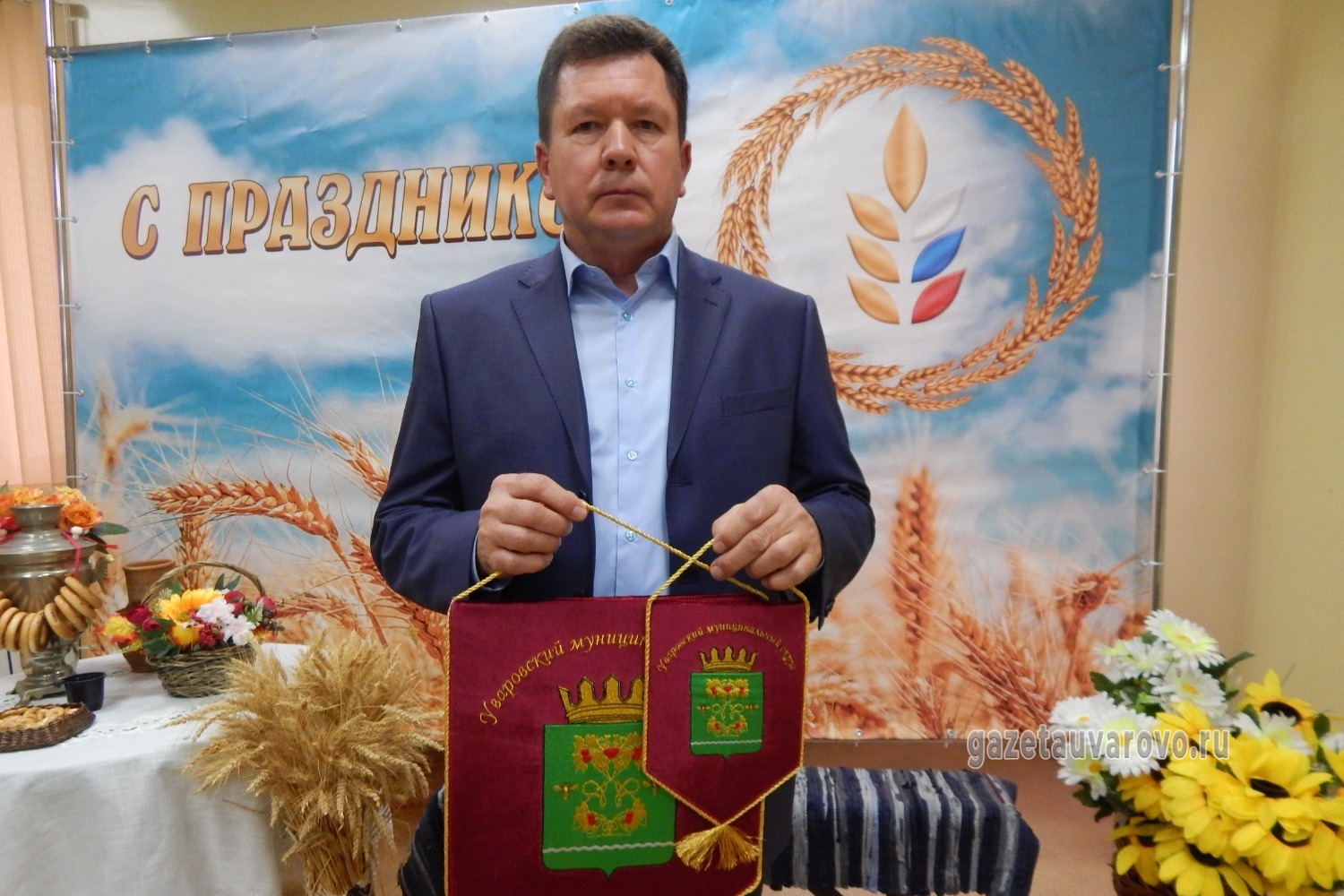 Переходящий вымпел главы Уваровского муниципального округа имени Ивана Степановича Чернопятова вручили гендиректору ООО «Агро-союз» Юрию Кончакову