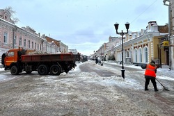 В Тамбове продолжают чистить улицы после сильного снегопада