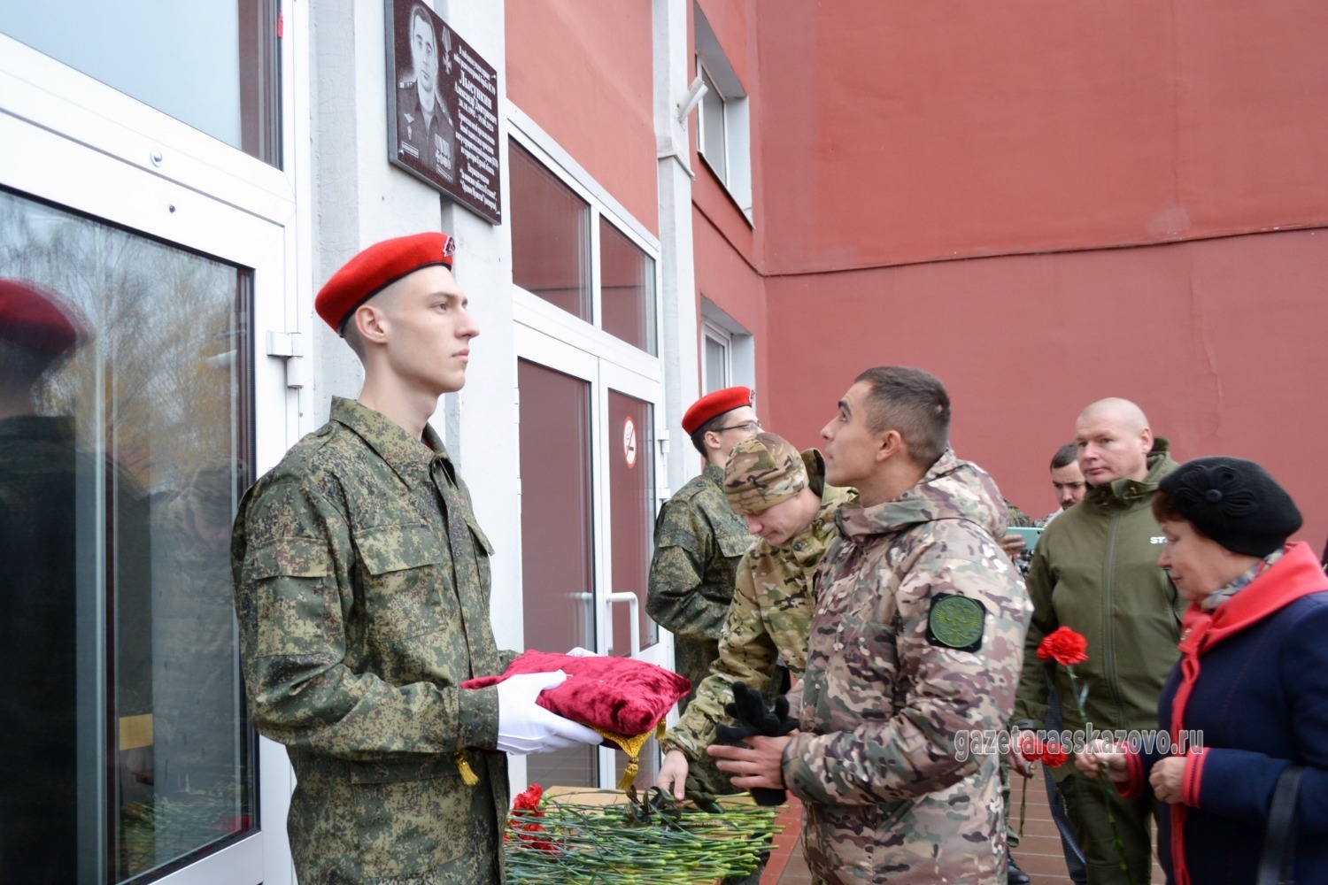 Церемония возложения цветов к памятной доске