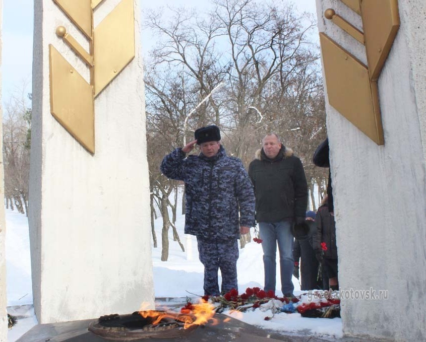 Возложение цветов к Вечному огню