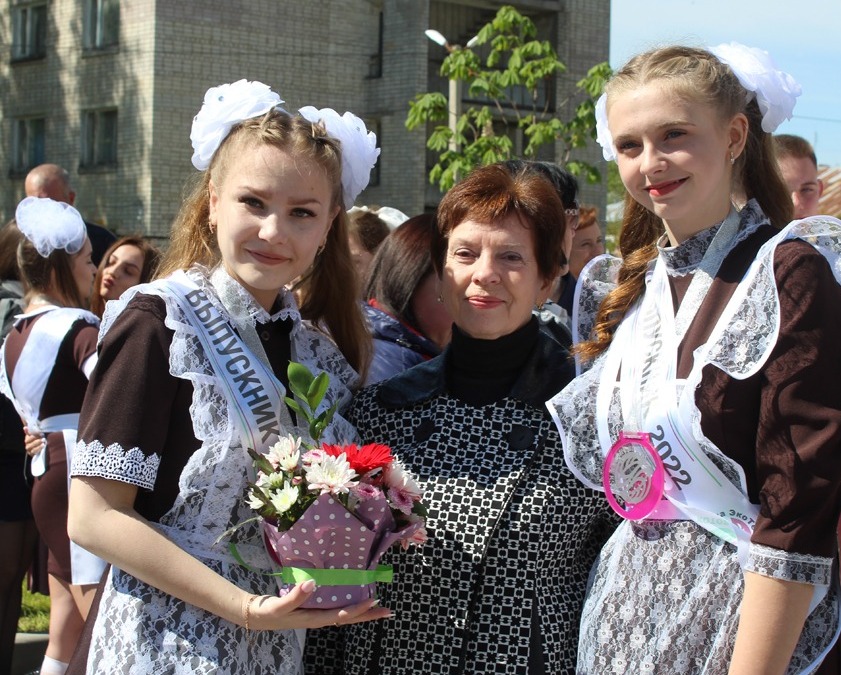 Выпускники школы-ЭКОТЕХ со своим первым учителем Ольгой Орловой