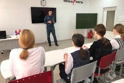 Сотрудники МЧС провели урок безопасности по использованию пиротехники для первомайских школьников