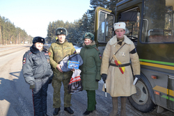 Тамбовские инспекторы ДПС поздравляют с 23 февраля военнослужащих автомобилистов