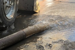 В Строителе устраняют повреждение водовода
