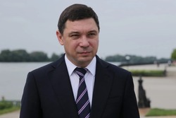 Евгений Первышов поздравил с праздником работников бытового обслуживания и ЖКХ