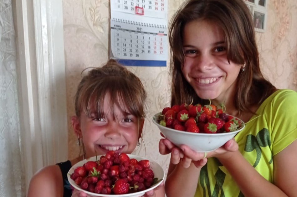 Сёстры Кристина и Аня Пехтеревы из села Васильевка угощают вас свежими ягодами.