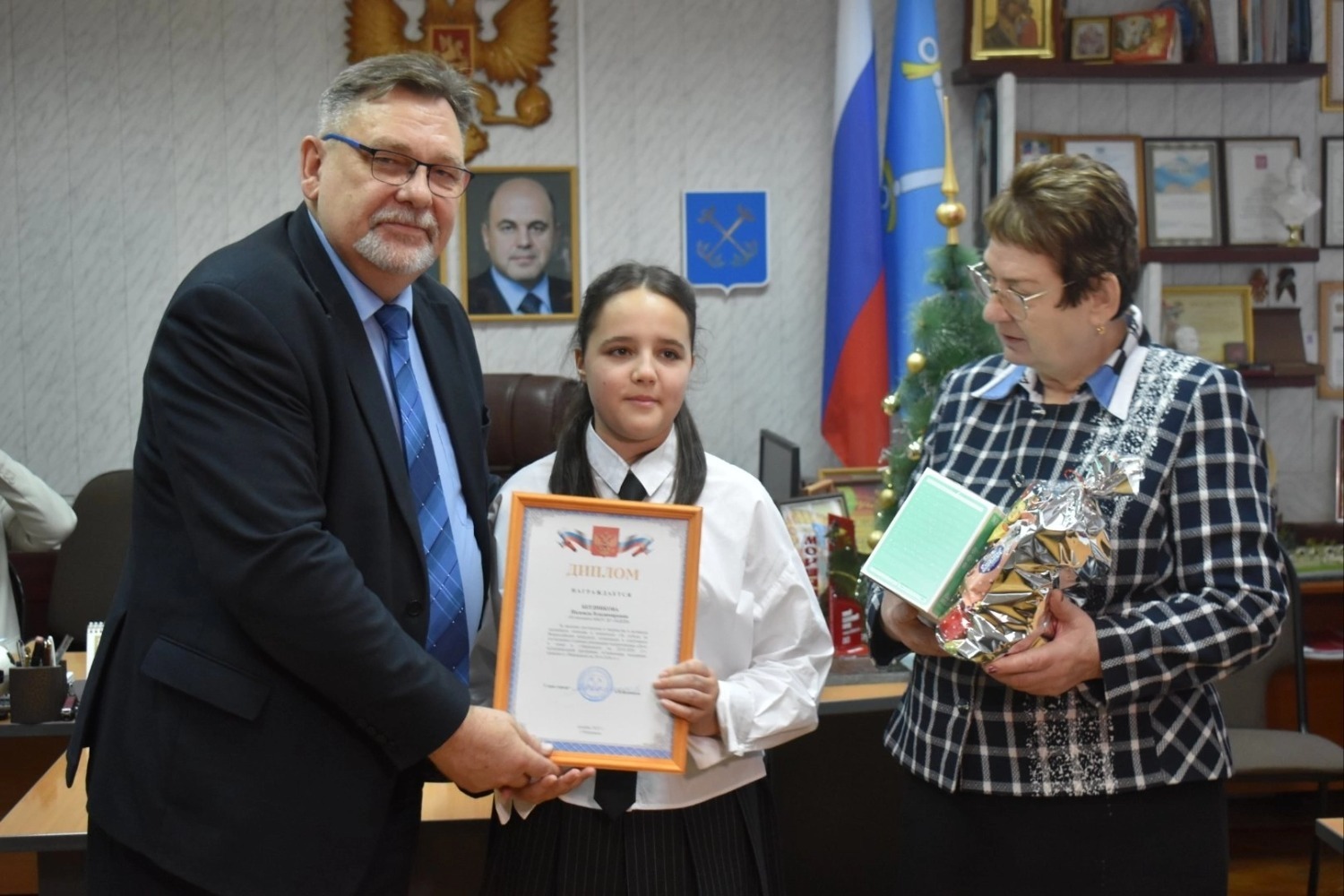 Награждение ученицы моршанской детской школы искусств Надежды Бердниковой