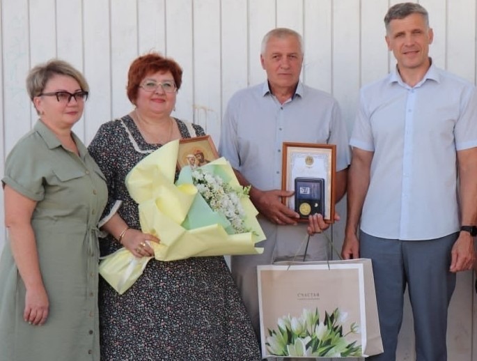 Поздравления принимает семья Лоскутовых
