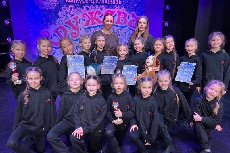 последний ребенок в городе. беременная женщина и дети в городе. маленькие блоггеры дети мальчик. экскурс для школьников. последний ребенок в городе.