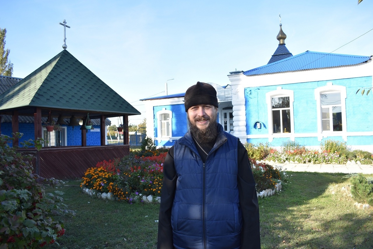 Священник Александр Алмаев у действующего храма в Знаменке