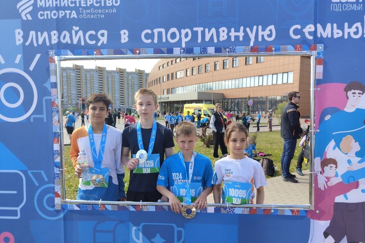 Андрей Акулинин второй слева