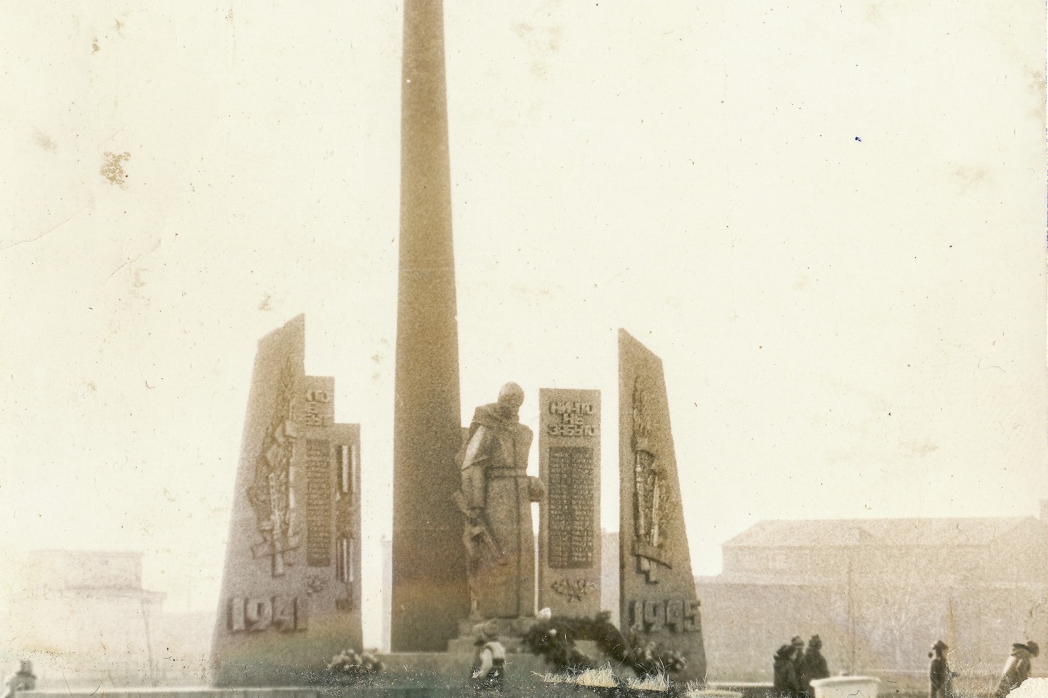 Мемориал воинам-землякам в посёлке Дмитриевка, конец 1980-х годов