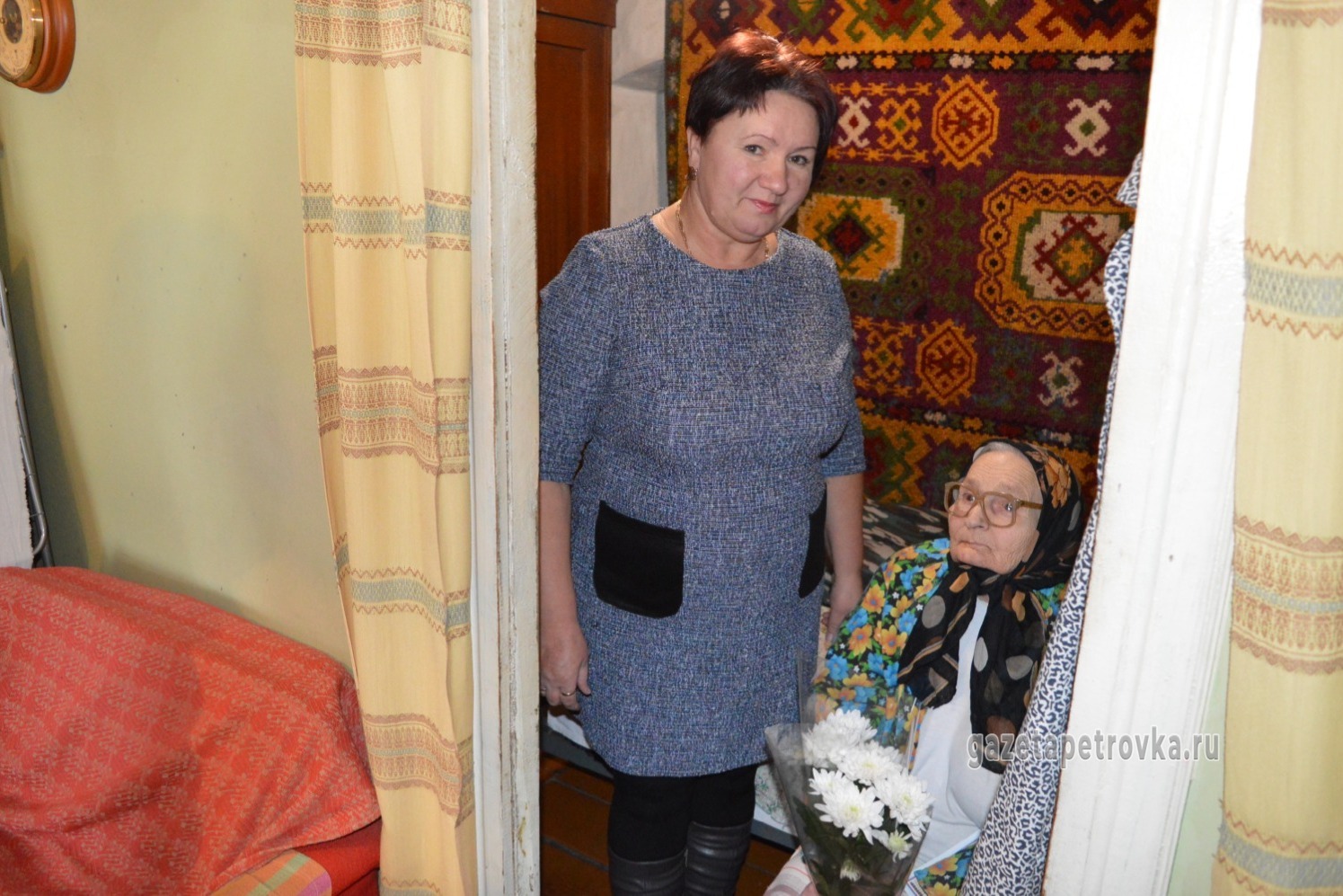 Поздравляет бабушку работник культуры из села Сестрёнка Лариса Соболева.