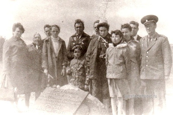 Родные Ивана Волчкова на месте захоронения Героя