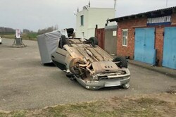 В Рассказовском районе иномарка врезалась в АЗС и перевернулась