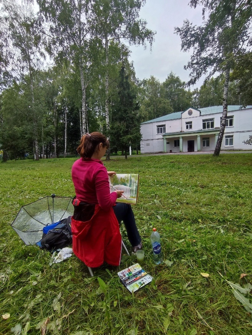 Ольга Белых возле дома культуры в селе Ленинское