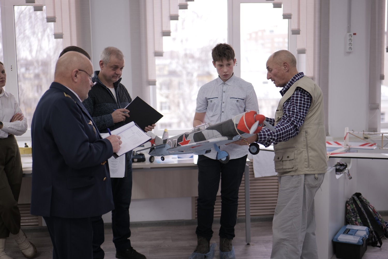 Михаил Пономарёв (справа) и Матвей Фомин представляют судьям авиамодель 