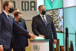 Максим Егоров и Денис Мантуров запустили первый в России проект по производству нитриловых перчаток