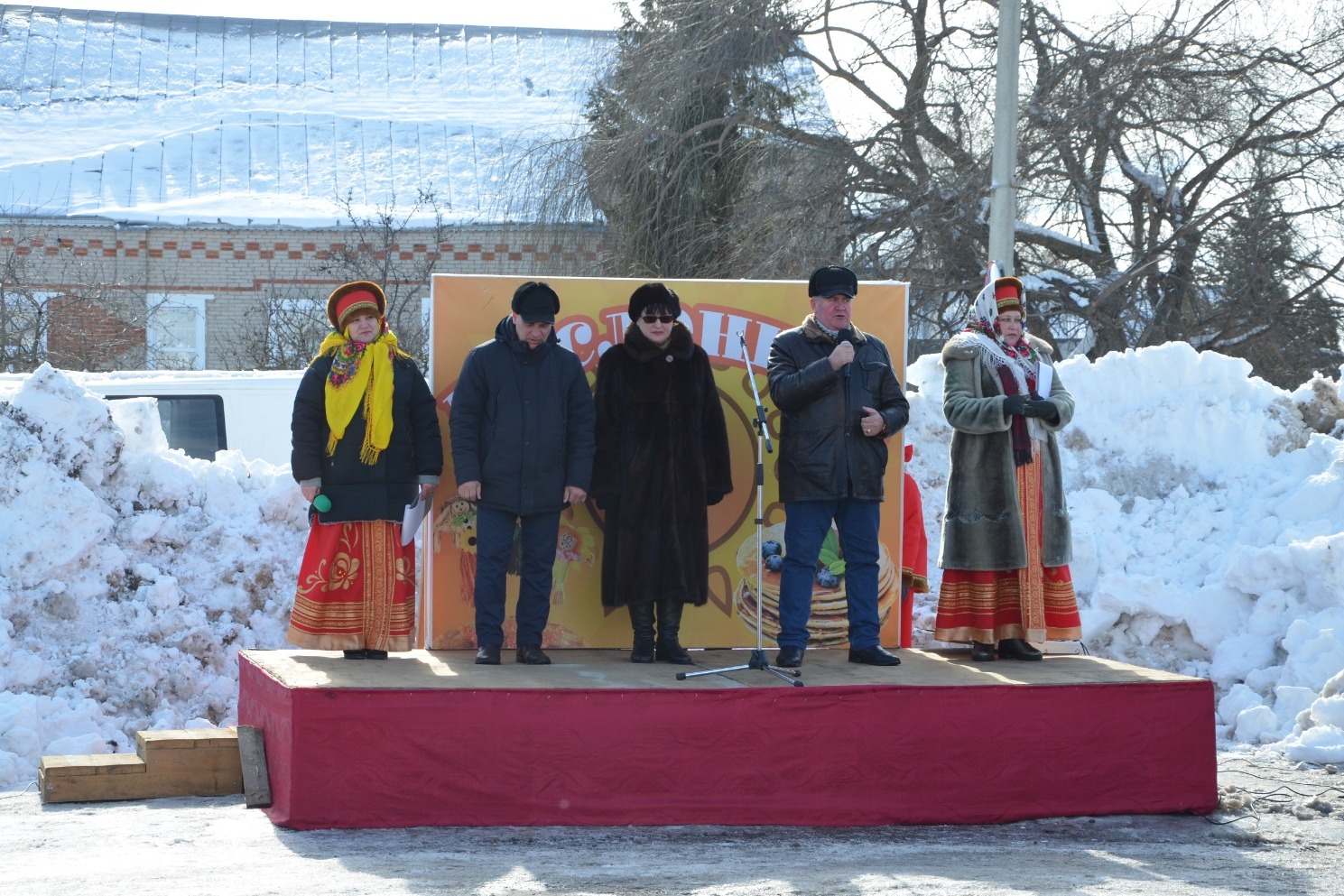 Ржаксинцев поздравили руководители района и посёлка