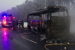 В Тамбовской области на трассе выгорел дотла пассажирский автобус и в него влетела иномарка