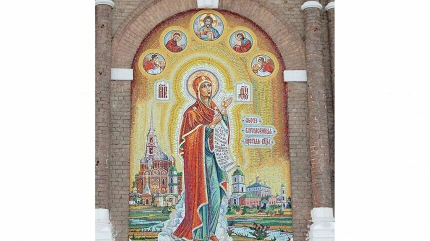 Икона Божией Матери "Боголюбская".  Мозаичное панно на алтарной части храма.  Автор – Леон Гурджиев.