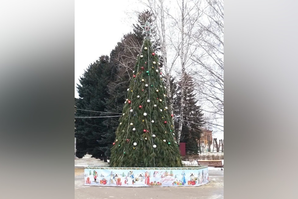  В Умёте установили 9-метровую ёлку. Её собрали из множества сосновых ветвей. Новогоднее дерево украшают разноцветные шары и более 150 метров гирлянд.