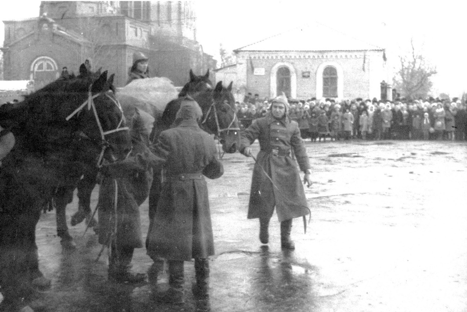 Племзавод «Арженка» представил на праздничную демонстрацию, по случаю очередной годовщины Октябрьской революции, отряд красноармейцев, 70-е годы XX века