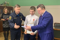 Губернатор Александр Никитин вручил награды подросткам, которые спасли человека из пожара