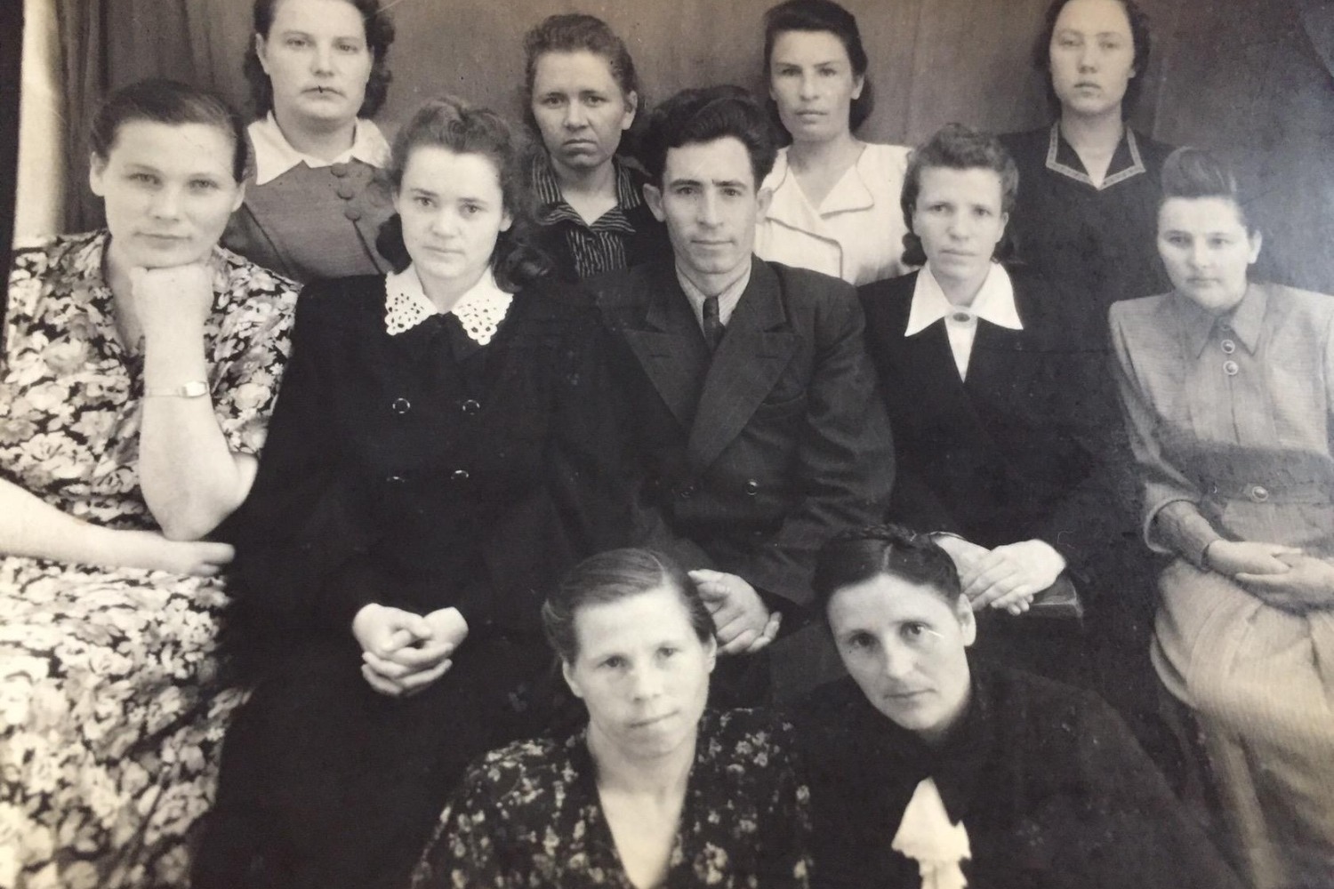 Любовь Петровна (в первом ряду вторая слева) вместе с коллегами