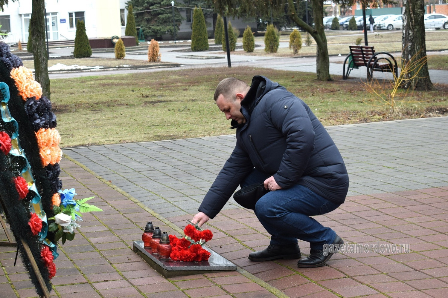 Возложение цветов в память о Героях