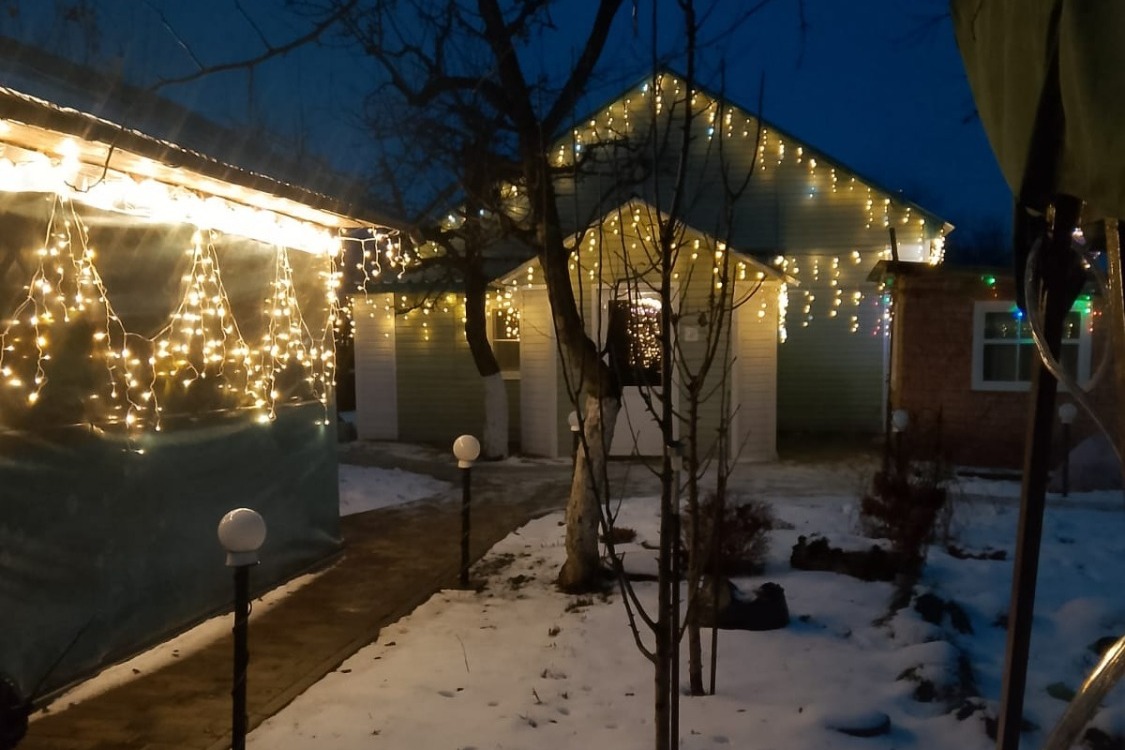 Украшенный дом Маковых