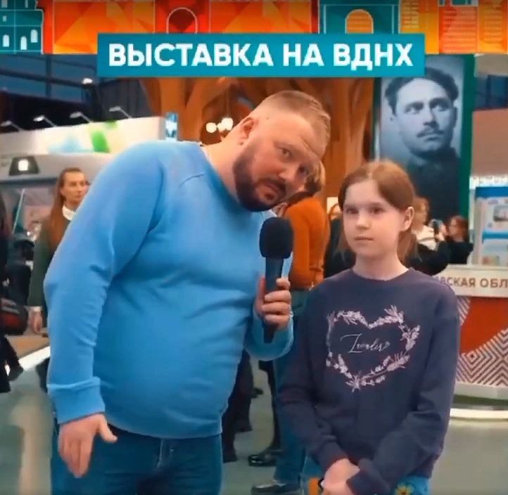 Девочку хвалят. Детям о папе. Отцы и дети. Картинки ребенок просит помощи у отца. Девочка на руках отца.