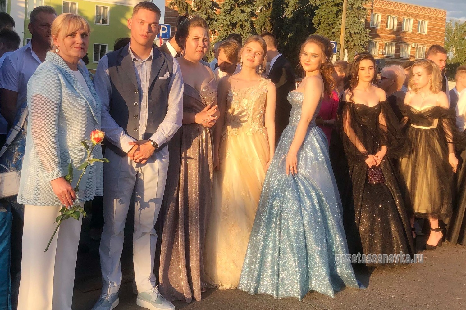 Директор Сосновской школы №2 Людмила Платицына с выпускниками