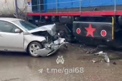Не заметил: в Тамбове на Советской автомобиль врезался в поезд